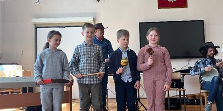 Uczniowie kl. I-III Sportowej Szkoły Podstawowej w Koszalinie mieli okazje uczestniczyć w roku szkolnym 2025/2026 w 9 koncertach umuzykalniający.