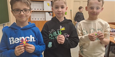 Uczniowie klasy 1c i zabawa z długopisami 3D